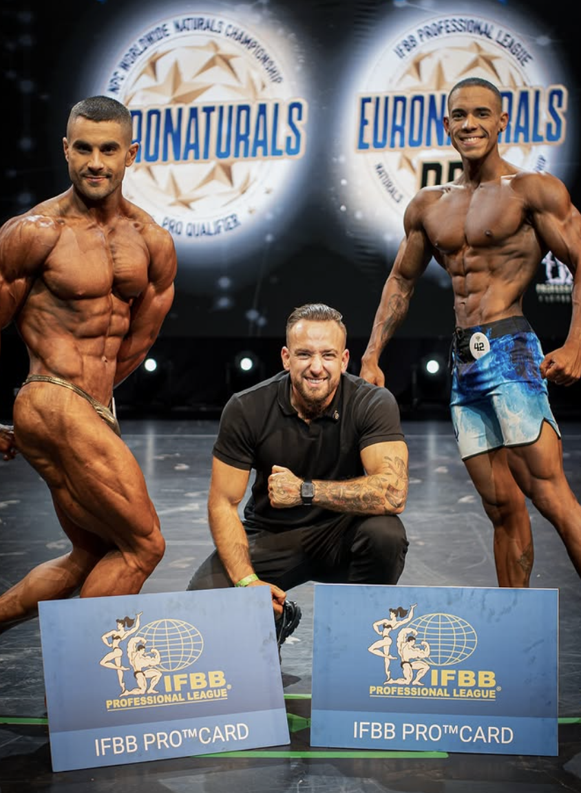 Gaizka Zarate junto a dos atletas con la IFBB Pro Card en el escenario de Euronaturals
